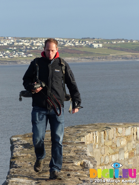 FZ009893 Pepijn on Porthcawl harbour wall